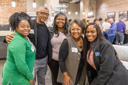 Jackie, Len, Devora, Sylvia y Krista en el Business After Hours de la Cámara de Comercio de Clarksville en Furniture Connection el 17 de octubre de 2024. (Wesley Irvin)