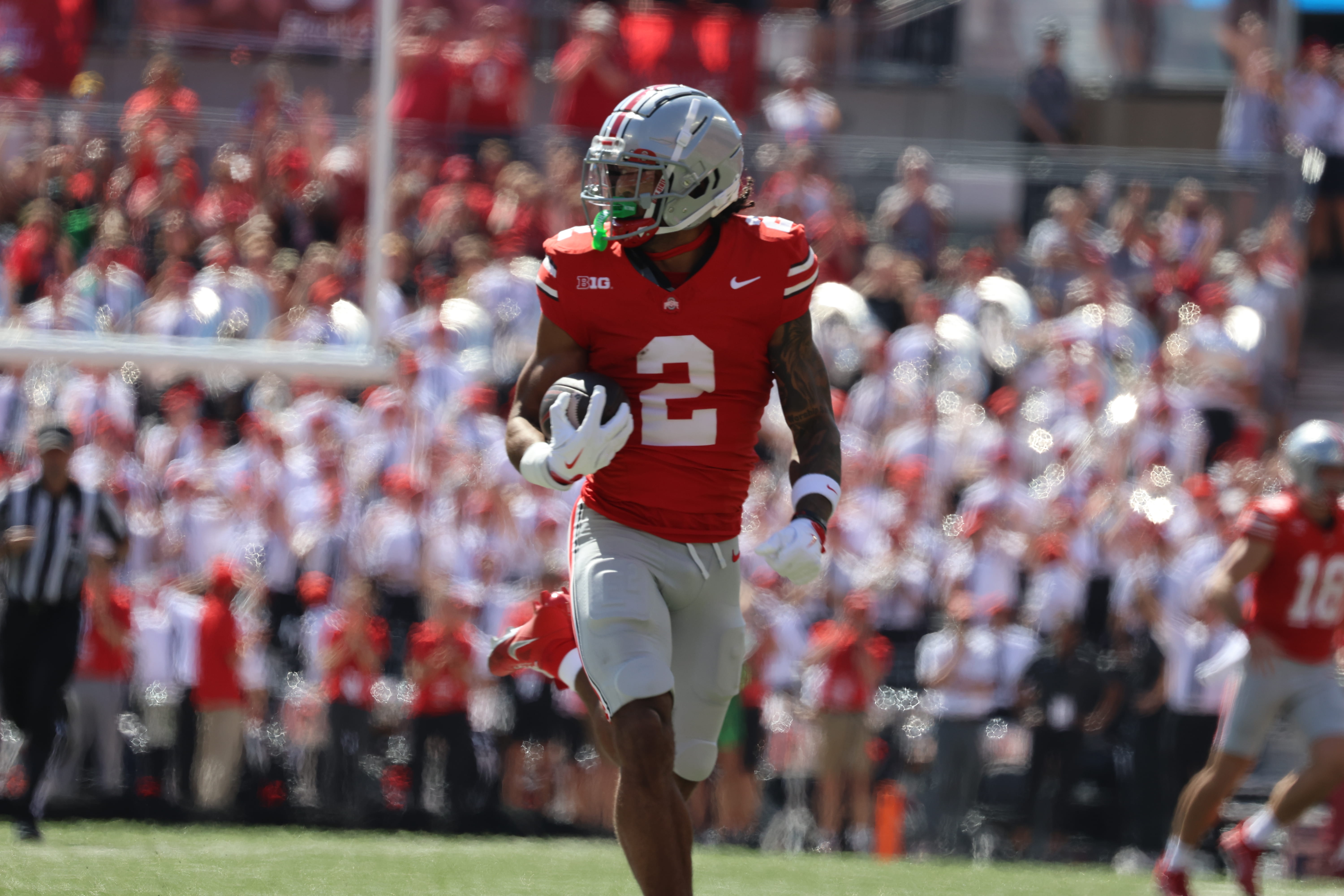 El receptor abierto graduado de Ohio State, Emeka Egbuka (2), corre el balón para anotar durante el juego de la Universidad Marshall el 21 de septiembre. Egbuka terminó el juego con 117 yardas en recepción y los Buckeyes ganaron 49-14. Crédito: Carly Damon | Asistente. editor de fotos