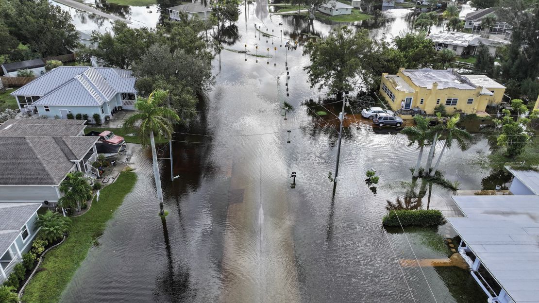 En esta vista aérea, las aguas de una inundación inundan un vecindario después de que el huracán Milton tocara tierra el 10 de octubre en Punta Gorda, Florida. La tormenta tocó tierra como huracán de categoría 3 en el área de Siesta Key en Florida, causando daños e inundaciones en toda Florida Central.