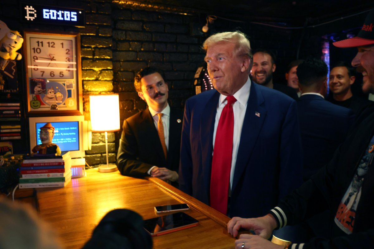 Donald Trump visita un bar con temática criptográfica.