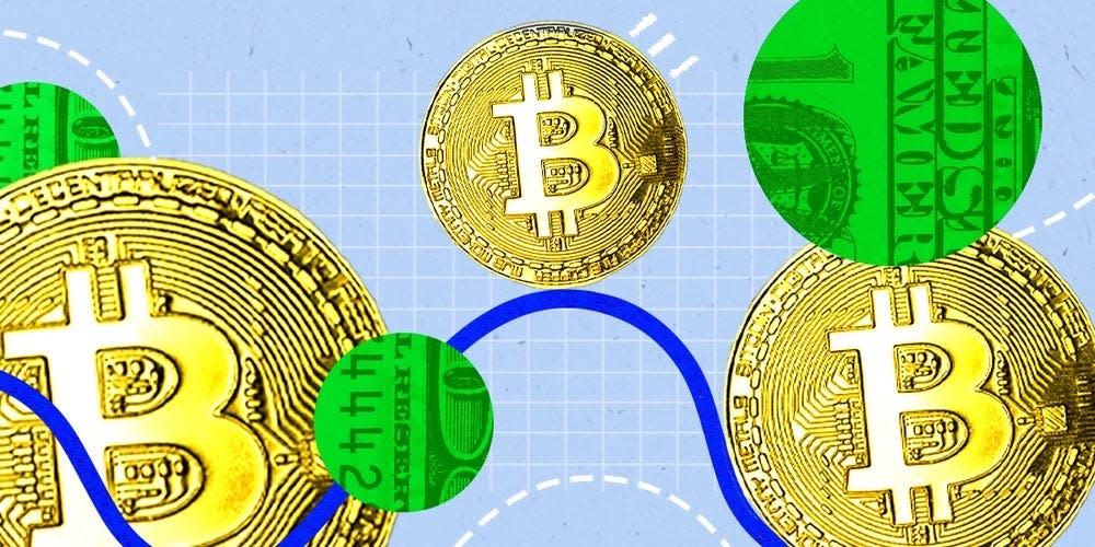 Los carteles de Bitcoin flotan entre imágenes de dólares estadounidenses contra una cuadrícula azul