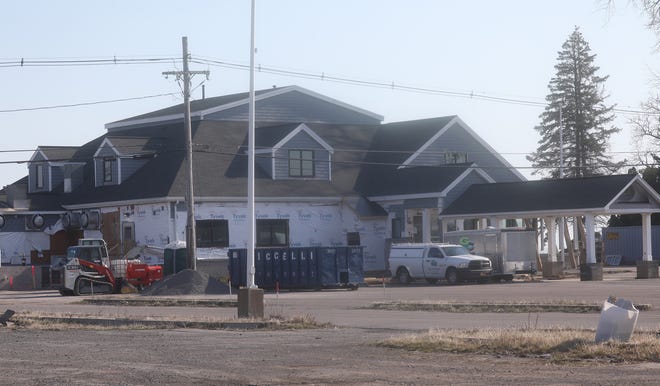 Ya se están tomando medidas para vender el restaurante cerrado frente al lago Crescent Beach en Grecia, que Mott compró pero no pudo abrir.