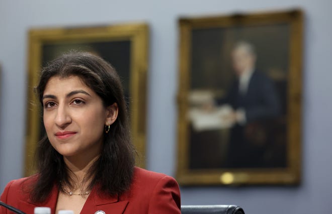 Lina Khan, presidenta de la Comisión Federal de Comercio, testifica ante el Subcomité de Asignaciones de la Cámara de Representantes en el edificio de oficinas de Rayburn House el 15 de mayo de 2024 en Washington, DC.