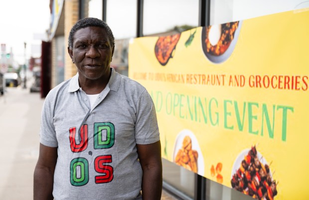 Mike Udo se encuentra frente a su Udo's African Restaurant and Groceries en Snelling Ave. en St. Paul el jueves 3 de octubre de 2024. La tienda ocupa el espacio donde se encontraba la antigua ferretería Hardware Hand del vecindario. La tienda Hardware Hank cerró en marzo de 2020, justo antes de la pandemia de Covid, y el frente de la tienda permaneció vacío hasta que abrió Udo's African Restaurant and Groceries. (John Autey / Prensa pionera)