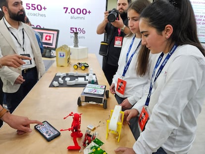 Los estudiantes del programa Armath muestran prototipos robóticos en la conferencia Digitec en Ereván.