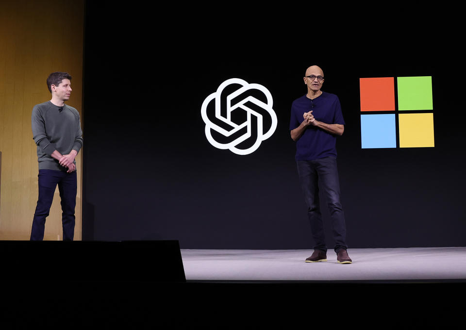 SAN FRANCISCO, CALIFORNIA - 6 DE NOVIEMBRE: El director ejecutivo de Microsoft, Satya Nadella (R), habla mientras el director ejecutivo de OpenAI, Sam Altman (izq.), observa durante el evento OpenAI DevDay el 6 de noviembre de 2023 en San Francisco, California. Altman pronunció el discurso de apertura en la primera conferencia Open AI DevDay. (Foto de Justin Sullivan/Getty Images)