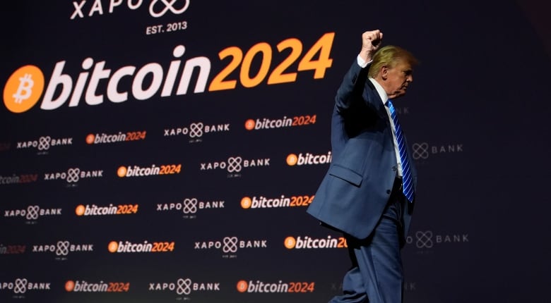 Un hombre levanta el puño mientras sale del escenario. La foto está tomada ligeramente desde abajo, y el "bitcoin 2024" Las letras sobre el fondo negro detrás del hombre están inclinadas. 