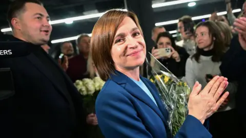 Getty Images La presidenta de Moldavia, Maia Sandu, sonríe tras su reelección.