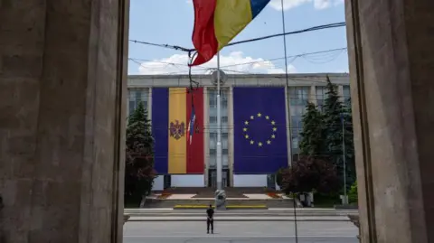 Getty Images Banderas gigantes de Moldavia y de la UE colgadas en el principal edificio gubernamental de la capital del país, Chisinau.