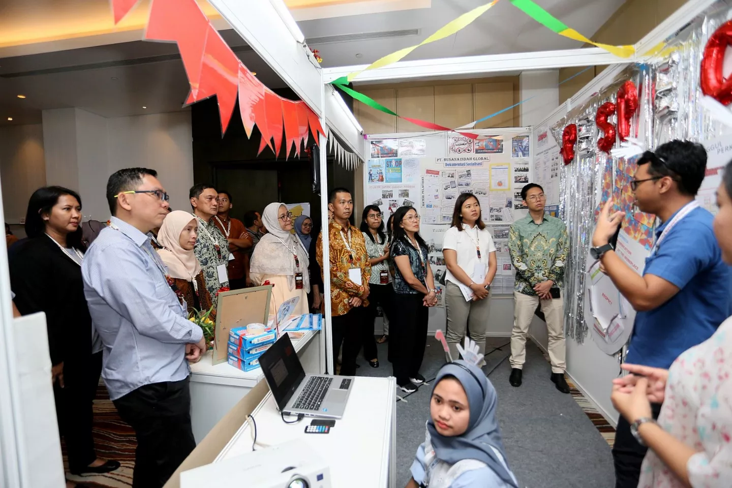 Una exposición sobre el Programa de Lugar de Trabajo Respetuoso realizada durante el Foro Empresarial de Indonesia.