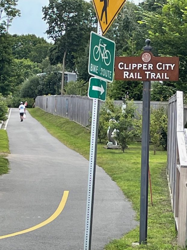 El Clipper City Rail Trail ofrece la oportunidad de caminar o andar en bicicleta en el encantador Newburyport. (Foto Moira McCarthy)