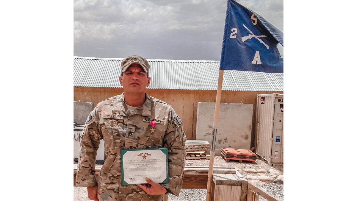 Rossler recibe el premio de bronce en el ejército.