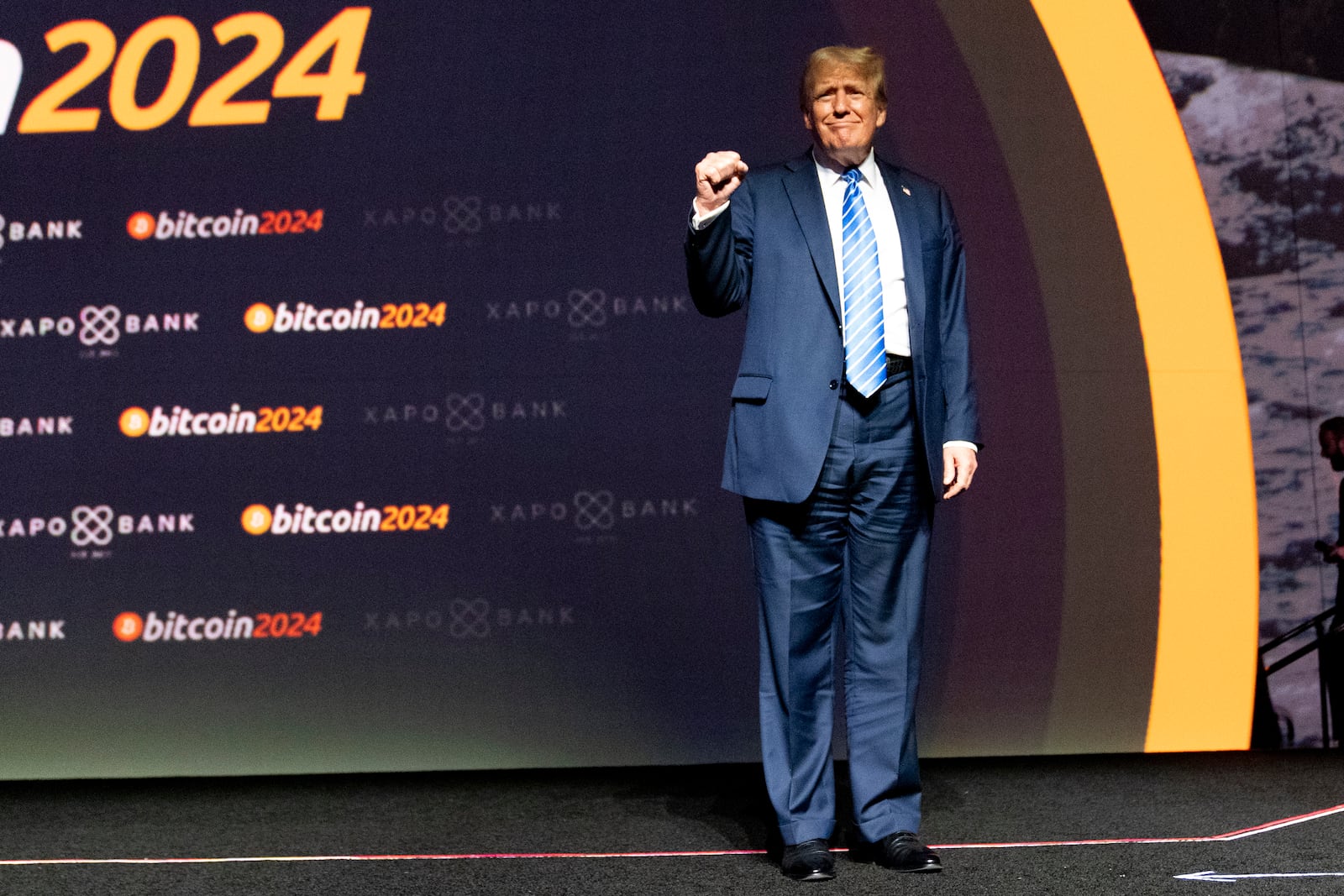 ARCHIVO - El expresidente Donald Trump, candidato presidencial republicano, llega para hablar en la conferencia Bitcoin 2024, el sábado 27 de julio de 2024, en Nashville, Tennessee (Foto AP/Alex Brandon, archivo)