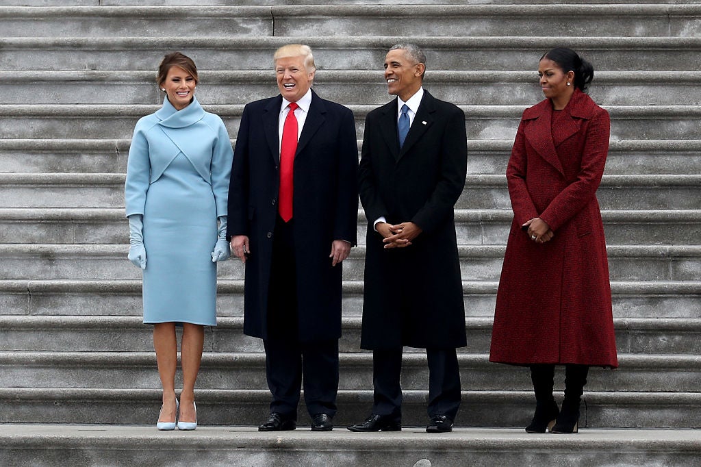 Donald y Melania Trump el día de su primera toma de posesión, el 20 de enero de 2017, con sus predecesores salientes, Barack y Michelle Obama.