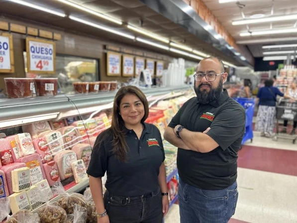 Luz Maribel Jiménez y su hermano, José Jiménez III, dentro de una de las ocho tiendas de la cadena de supermercados Carnicero Jiménez. Crédito: Cortesía de Luz Maribel Jiménez