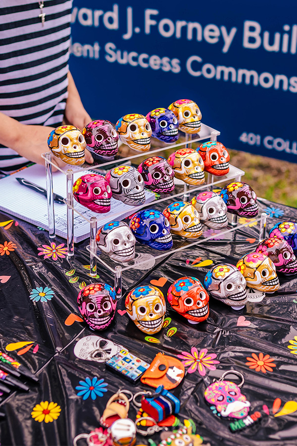 Adornos decorativos de calavera vendidos por un estudiante de la UNCG en College Avenue.