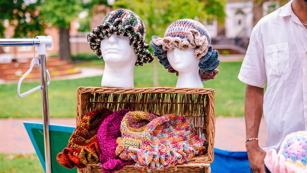 Gorros tejidos a crochet están a la venta en el mercado estudiantil de la UNCG.