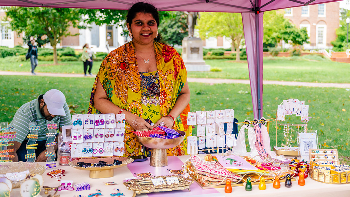 Lakshmi Bobbili, estudiante de la UNCG, muestra una mesa llena de joyas y adornos.