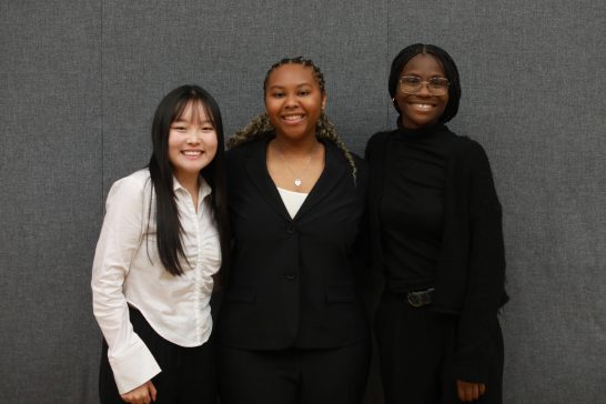 De izquierda a derecha: Mia Fischl, Alanah Cleare y Lauren Ballad se unieron como las 'EcoSisters' y obtuvieron el tercer lugar en el concurso de casos de la Facultad de Negocios. Foto de Karen Pearlman.