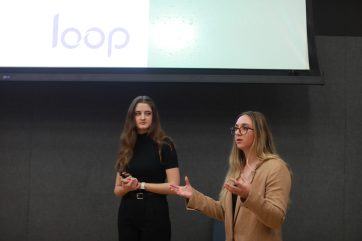 Margarita Korsakava (izquierda) y Rachel Nelson, estudiantes de negocios de la UMW, responden las preguntas de los jueces durante el concurso de casos de la Facultad de Negocios de otoño de 2024. Foto de Karen Pearlman.