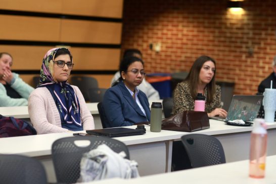 De izquierda a derecha: la profesora asistente de estrategia Samira Fallah y los profesores asociados de la Facultad de Negocios (COB) Kanchan Deosthali y Alexandra Dunn estuvieron entre los profesores que asistieron al concurso de casos. Foto de Karen Pearlman.