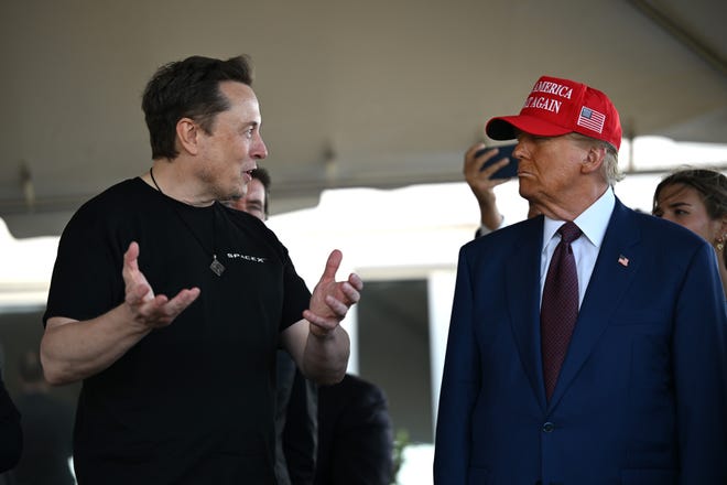 Elon Musk habla con el presidente electo de Estados Unidos, Donald Trump, durante el lanzamiento del sexto vuelo de prueba del cohete SpaceX Starship el 19 de noviembre de 2024 en Brownsville, Texas. El multimillonario propietario de SpaceX, Elon Musk, un confidente de Trump, ha sido elegido para dirigir el nuevo Departamento de Eficiencia Gubernamental junto con el ex candidato presidencial Vivek Ramaswamy. (Foto de Brandon Bell/Getty Images)