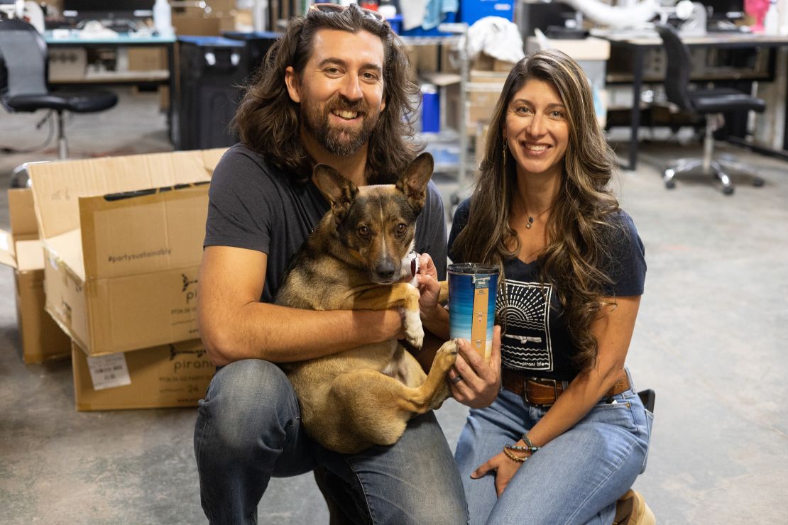 Los fundadores de Pirani, Brandegee Pierce y Danielle Del Sordo, con su vaso apilable y aislado (y su perro, Mowgli).