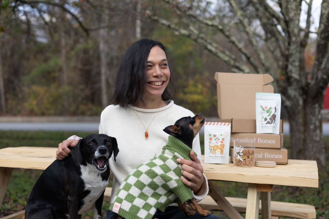 La fundadora de Botanical Bones, Rachel Kruh Meyer, con los perros Carnaby y Rocket. Meyer inició su marca después de adoptar a la ansiosa Carnaby del Brother Wolf Animal Shelter.