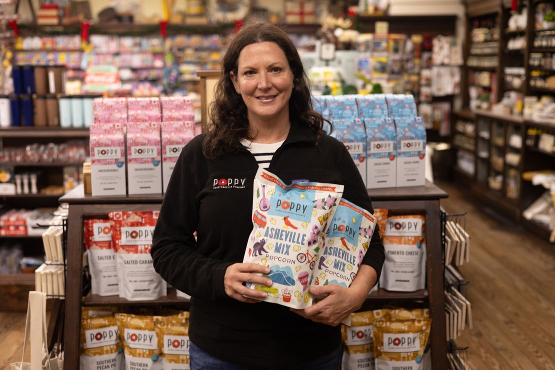 Ginger Frank, fundadora de Poppy Handcrafted Popcorn, con su producto en Mast General Store de Asheville.