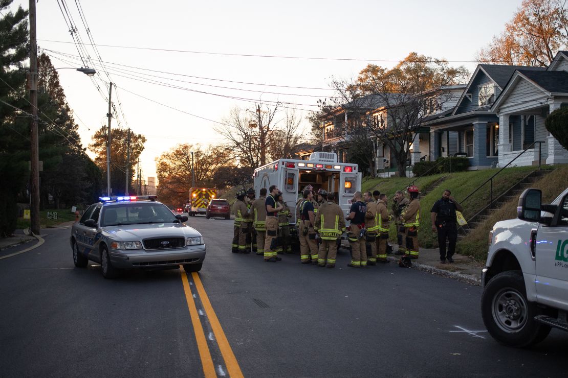 Los bomberos se reúnen cerca de un vehículo de los servicios de emergencia después de una explosión en el barrio de Clifton en Louisville, Kentucky, el 12 de noviembre de 2024. La explosión en las instalaciones de Givaudan Sense Color ha dejado al menos once personas heridas, informaron medios estadounidenses. (Foto de LEANDRO LOZADA/AFP) (Foto de LEANDRO LOZADA/AFP/AFP vía Getty Images)