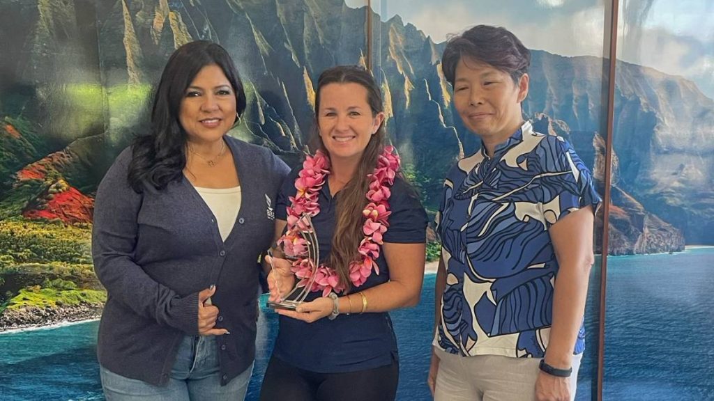 La gerente general de Blue Dolphin Charters, Shaye Donnelly Clarke (centro), recibe el Premio Antorcha de Ética 2024 en el estado de Hawai de manos de las representantes del Better Business Bureau, Barbara De Lucca y Lisa Nakao. (Foto cortesía)