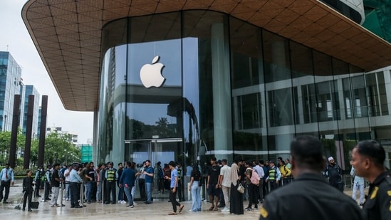 Últimas noticias del 25 de noviembre de 2024: Los clientes hacen cola frente a la tienda BKC de Apple Inc. en Mumbai, India, en busca del iPhone 16 el viernes 20 de septiembre de 2024