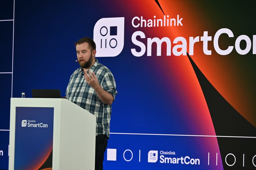 El cofundador y director ejecutivo de Chainlink, Sergey Nazarov, explica las últimas iniciativas de la compañía el día de la inauguración de SmartCon. Foto: Matt Haldane