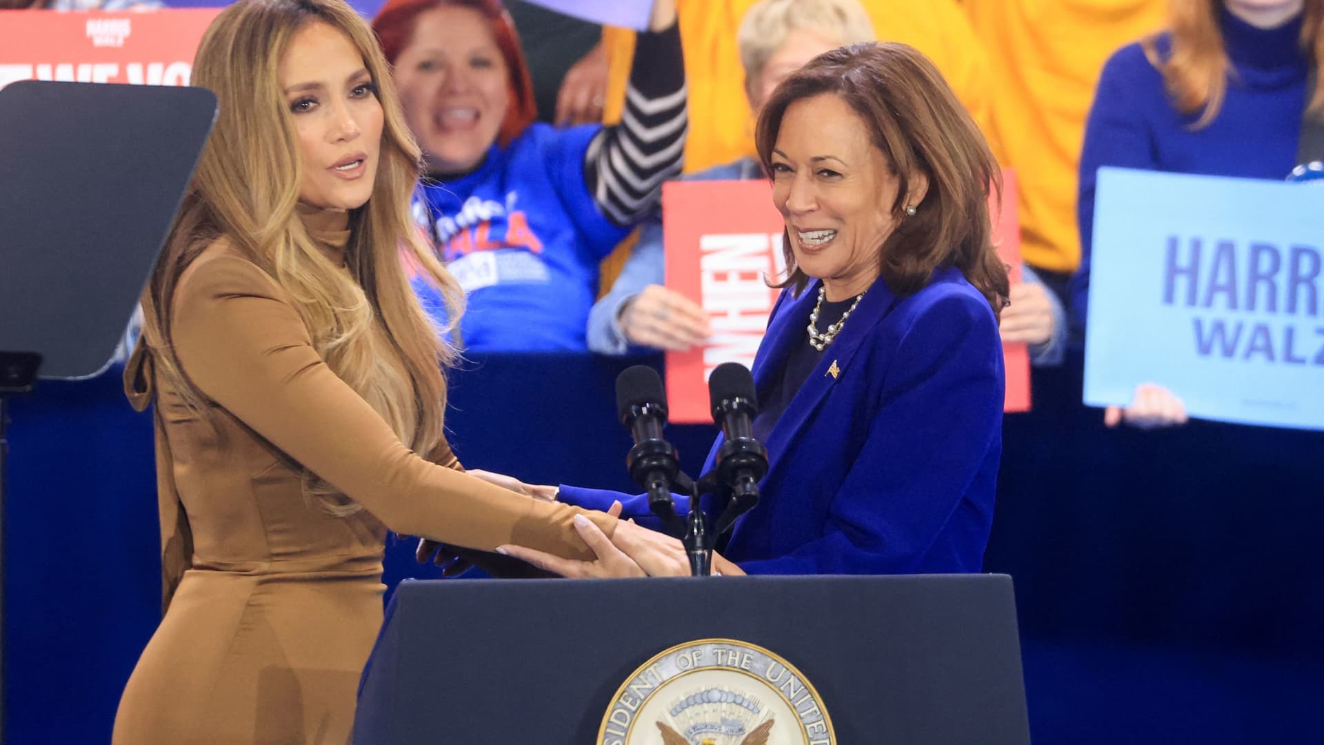 La candidata presidencial demócrata, la vicepresidenta estadounidense Kamala Harris, y Jennifer López, asisten a un mitin de campaña en North Las Vegas, Nevada, EE. UU., el 31 de octubre de 2024. 