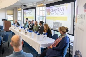 Los asistentes a la cumbre Alemania en el Campus escuchan a un panel de antiguos alumnos.