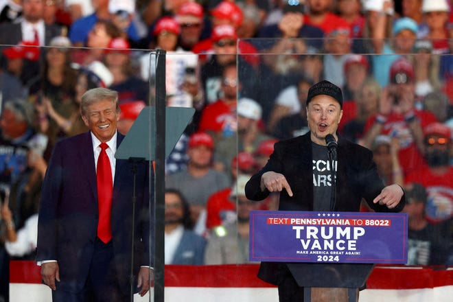 El director ejecutivo de Tesla y propietario de X, Elon Musk, habla mientras el candidato presidencial republicano y expresidente de Estados Unidos, Donald Trump, reacciona durante una manifestación en el lugar del intento de asesinato contra Trump en julio, en Butler, Pensilvania, Estados Unidos, el 5 de octubre de 2024.