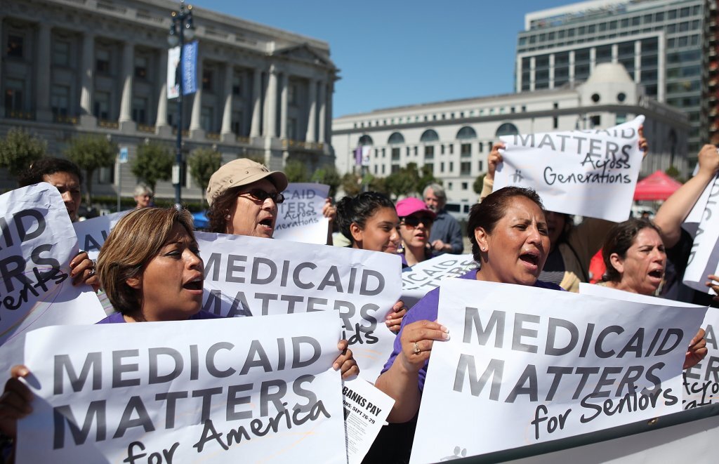 Los manifestantes sostienen carteles que dicen "Medicaid es importante para Estados Unidos" frente al Capitolio de Estados Unidos.