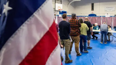 Getty Images La gente hace fila para votar en Concord, New Hampshire.