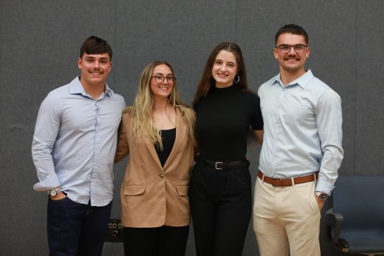 De izquierda a derecha: Conner Foster, Rachel Nelson, Margarita Korsakava y Andrew McElwain, quienes compitieron bajo el nombre de equipo 'Eagle Impact', obtuvieron el segundo lugar en la competencia de casos de la Facultad de Negocios. Foto de Karen Pearlman .