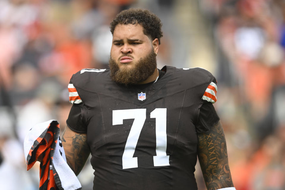 ARCHIVO -El tackle ofensivo de los Cleveland Browns, Jedrick Wills Jr. (71), se prepara para un partido de fútbol americano de la NFL contra los New York Giants, el domingo 22 de septiembre de 2024 en Cleveland. (Foto AP/David Richard, archivo)