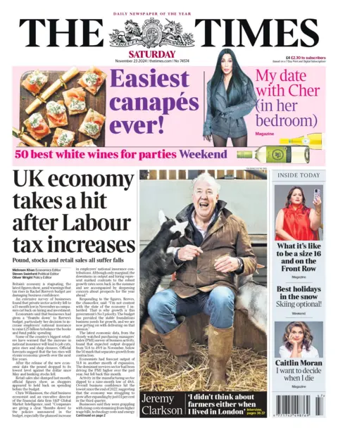 La portada del Times con titular: "La economía del Reino Unido se ve afectada por los aumentos del impuesto laboral"