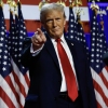 El candidato presidencial republicano, el expresidente estadounidense Donald Trump, llega para hablar durante un evento de la noche electoral en el Centro de Convenciones de Palm Beach el 6 de noviembre, en West Palm Beach, Florida.