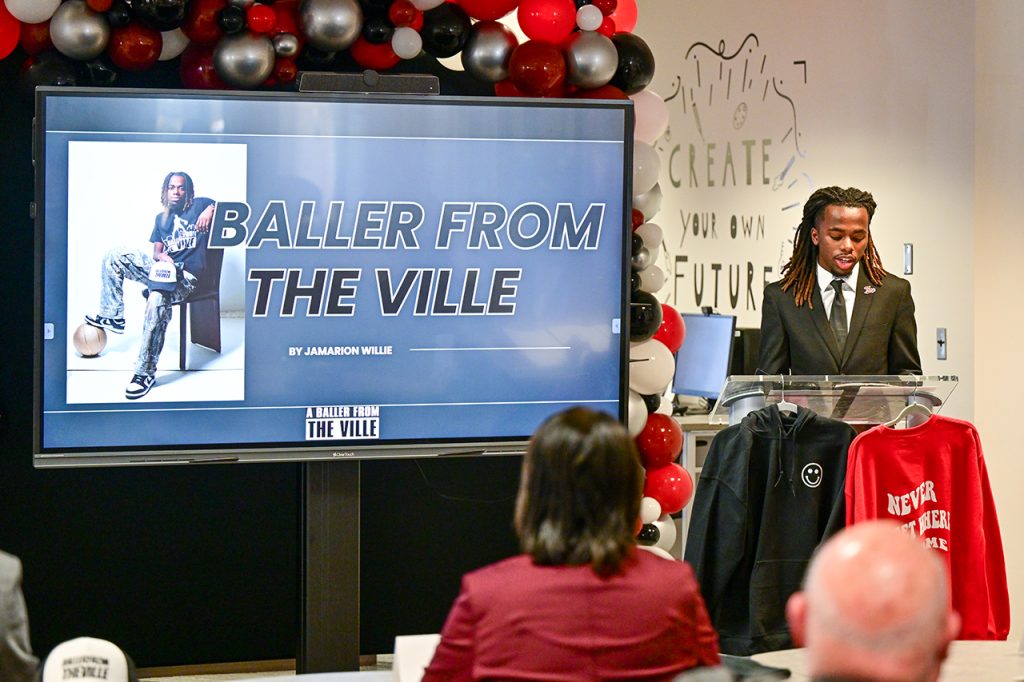 Jamarion Willie Hughes, estudiante de TROY, se llevó un premio en efectivo de 1.000 dólares por su marca de ropa original, "Baller de la Ville." (foto de TROYA)