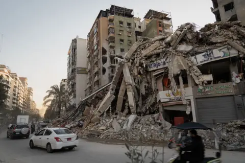 Un desfile comercial destruido en el centro de Dahieh, un suburbio al sur de Beirut.