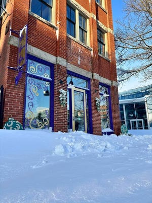 La nieve se acumula afuera de Glass Growers Gallery en Erie el lunes. La tormenta récord con efecto lago obligó a cerrar durante varios días, incluido el sábado de pequeñas empresas.