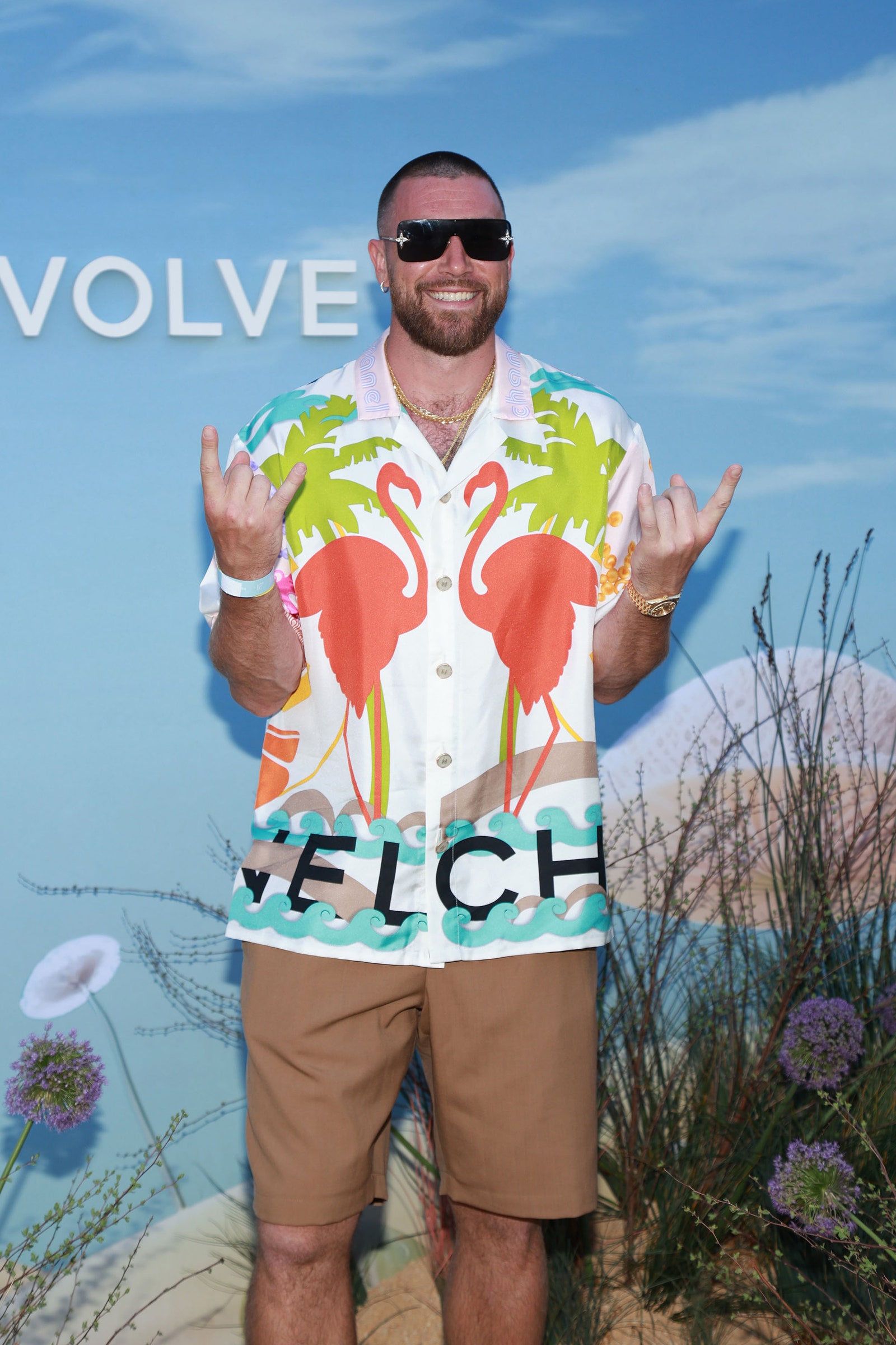 La imagen puede contener Travis Kelce Accesorios Gafas de sol Ropa Pantalones cortos Persona adulta Gafas Ropa de playa y camiseta