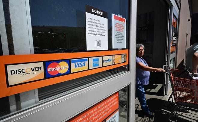 Se ve una exhibición de tarjetas de crédito aceptadas para su uso en una puerta cuando un comprador sale de una tienda el 12 de septiembre de 2023 en Monterey Park, California. La deuda de tarjetas de crédito de los consumidores estadounidenses está aumentando en miles de millones de dólares en medio de una inflación y tasas de interés más altas, superando el billón de dólares por primera vez en la historia, según el Banco de la Reserva Federal de Nueva York. (Foto de Frederic J. BROWN/AFP) (Foto de FREDERIC J. BROWN/AFP vía Getty Images)