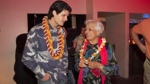 Getty Images Jeff Petersen e Indru Watumull vistos antes de un concierto en vivo de los músicos que aparecen en la película. "los descendientes" el 14 de abril de 2012 en Honolulu, Hawaii