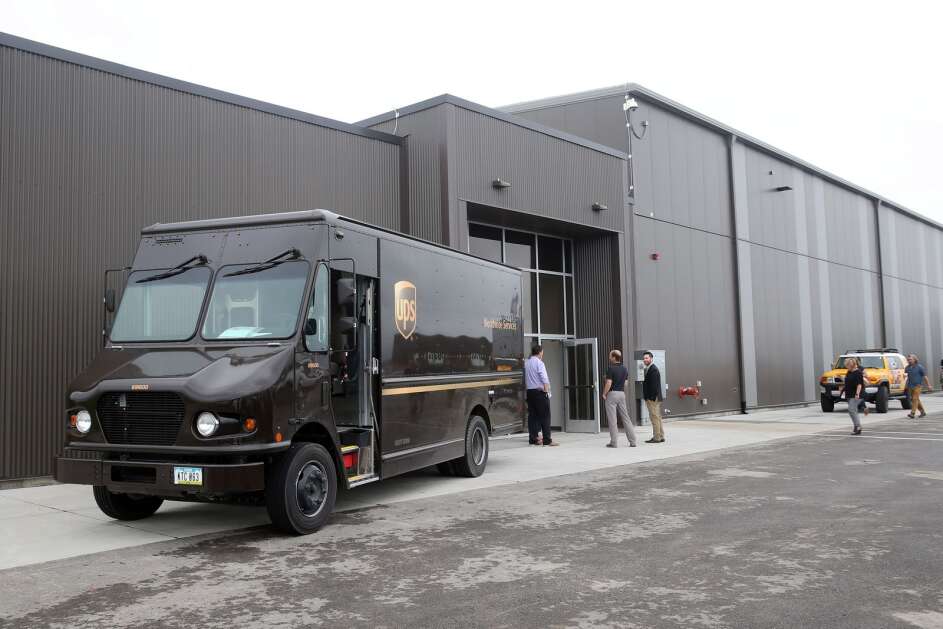 Un camión de UPS se estaciona afuera de las instalaciones de carga aérea de UPS en el Aeropuerto del Este de Iowa en Cedar Rapids durante su inauguración en junio de 2021. Una investigadora de la Universidad de Iowa y sus estudiantes de negocios están estudiando formas en que las empresas pueden acelerar y aumentar la eficiencia de las entregas de paquetes en el “Última milla” de transporte hasta el consumidor. (La Gaceta)