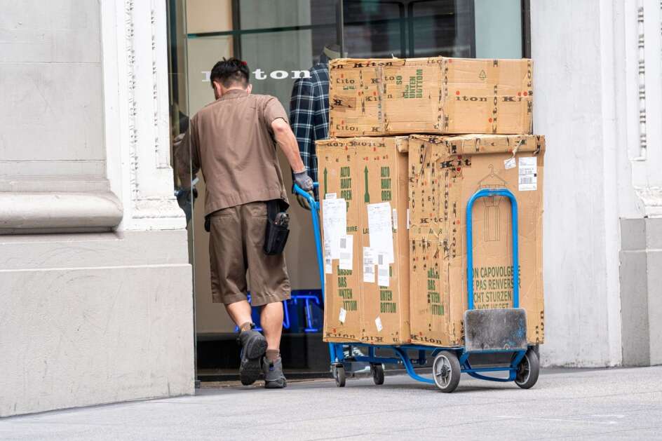 Un conductor de UPS entrega paquetes en San Francisco el 26 de julio de 2021. (Bloomberg) 